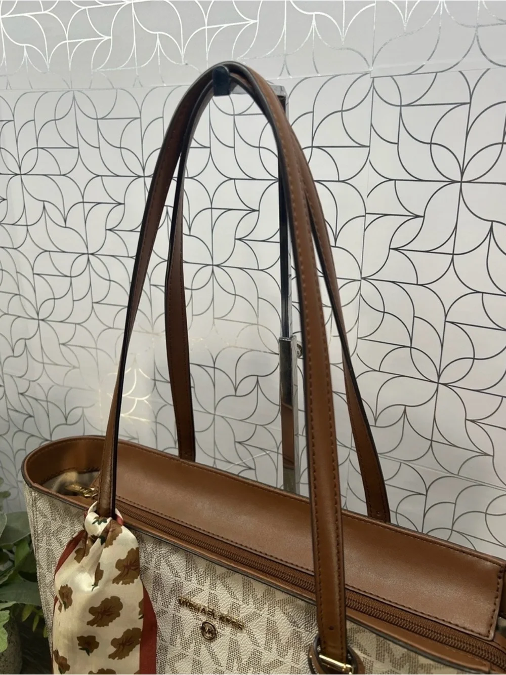 Michael Kors Hayley Large Logo Tote! Preowned!